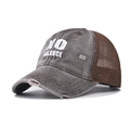 Detail der distressed Baumwoll-Basecap mit NO BALANCE Print und atmungsaktivem Mesh-Netz - Verstellbar / Kaffeebraun
