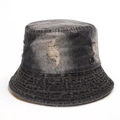 Dettaglio dei fori sfrangiati e del logo in metallo sul cappello a secchiello denim - M (56-58cm) / Nero