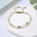 Handgefertigtes Süßwasserperlenarmband mit goldenen Herzperlen und Webkordelzug - Weiße Perle / Goldherz / Hellbraune Kordel