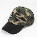 Detailaufnahme der Camouflage-Winterkappe mit Fleece-Textur und schwarzem Cord-Schirm - Schwarz Grün