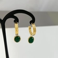 Detailopname van gouden oorringen met ronde groene aventurijn stenen op zwarte houder - Gouden Donkergroene Steen Oorbellen (DEK547)