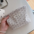 Dettaglio di una piccola borsa cosmetica floreale in cotone con etichetta simple wish - Piccolo Floreale Grigio Chiaro