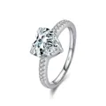 Makroaufnahme vom 2-Karat Herz-Diamant mit S925 Sterlingsilber-Stempel-Detail - US-Größe 5 / Weiß