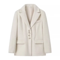 Dettaglio della trama del blazer in peluche bianco crema con risvolto e bottone - S / Albicocca