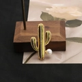 Spilla a cactus in smalto elegante con strass scintillanti e perla bianca fine - Forma di cactus / Stile Spilla