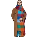 Dettaglio di sciarpa in mohair a quadri spessi con nappe sopra un cappotto di lana - Quadri Arcobaleno