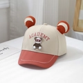 Dettaglio del ricamo dell'orso e della scritta Academy sul cappellino bicolore per bambini - 50cm (1-3 anni) / Rosso Mattone