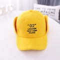Dettaglio del cappello invernale in pile giallo per bambini con ricamo urbano 02 London - Bambini (51-53CM) / Giallo