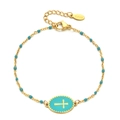 Dettaglio del bracciale in acciaio inossidabile dorato con croce in smalto blu - Azzurro