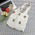 Detailaufnahme der weißen Fleece-Tasche mit Kirschstickerei und weicher Lammfell-Textur - Plüsch Weiße Kirsche Muster Tasche