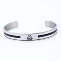 Dettaglio del bracciale Viking Valknut in acciaio argento con strisce in smalto nero - Colore Acciaio (AB0401)