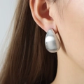 Orecchini a goccia minimalisti in argento opaco con texture metallica spazzolata - Acciaio Satinato