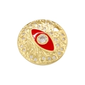 Détail macro du pendentif rond œil grec doré avec émail rouge et pierres de zircon - Rouge