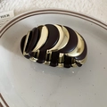Detalle de la pulsera elástica ondulada con resina marrón y eslabones dorados - Pulsera-Marrón