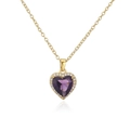 Dettaglio della collana placcata oro 18K con gemma a cuore viola e zirconi piccoli - Viola