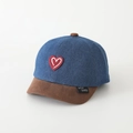 Dettaglio cappellino bimbo in denim blu con visiera marrone e ricamo a cuore rosso - Cuore Rosso / caffè