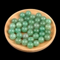 Grüne Aventurin-Jade-Halblochperlen für DIY-Ohrringe auf einem runden Holztablett - 12mm Grüner Aventurin halbgebohrte Perle