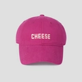 Detailansicht der weißen CHEESE-Stickerei auf einer rosafarbenen Baumwoll-Baseballkappe - M / Rosenrot