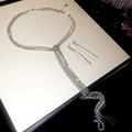 Detalle de conjunto de joyas con collar de borlas multicapa y pendientes con diamantes - Plateado