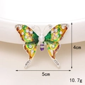 Vista dettagliata della spilla a farfalla in smalto e perle, dimensioni 5cm x 4cm - D1249 Farfalla Argentata