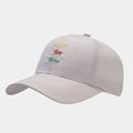 Detalle macro de los agujeros de malla transpirable y bordado en la gorra deportiva gris - Ajustable / Gris claro