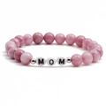 Pulsera artesanal con piedras naturales rosas y cuentas blancas con la palabra MOM - MOM (MB21-0245)