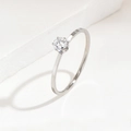 Minimalistischer 1mm Titanstahlring mit einem runden Solitär-Diamanten auf Steinsockel - US 6 / Silber