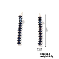 Dettaglio orecchini retrò in rame con zircone blu e dimensioni mostrate 4,9cm x 0,6cm - Base Dorata Pietra Blu(E02262-1)