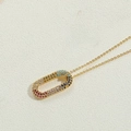 Gros plan d'un collier doré avec pendentif ovale orné de zircons arc-en-ciel colorés - Coloré