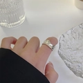 Bague large argentée à texture irrégulière avec finition martelée et style minimaliste - Style à Texture Relief Irrégulier (X399) / Or blanc