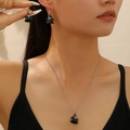 Détail du mannequin portant l'ensemble boucles d'oreilles et collier fantôme noir - Parure de Bijoux (09 Noir Set)