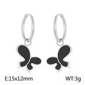 Pendientes de mariposa asimétricos plateados con dijes negros y medidas indicadas - Color Acero