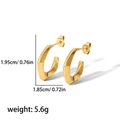 Detail van 18K gouden C-vormige oorbellen met afmetingen en vierkant metalen profiel - Geometrische Gouden Stijl (TE6328-G)