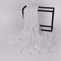 Dettaglio di scialle in chiffon bianco con spilli dorati e perle su supporto nero - 175cm / Bianco
