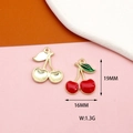 Détail macro du pendentif cerise en alliage avec dimensions 19mm x 16mm pour bijoux DIY - Cerise Style 9