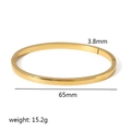 Detailansicht der 18k vergoldeten Armbandmaße mit 3,8mm Dicke und 65mm Innendurchmesser - Minimalistischer Polierter Spiegelstil (TB7034) / Breite 3,8mm