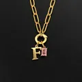 14K vergoldete Edelstahlkette mit dem Buchstaben F und einem rosa Kristallanhänger - Buchstabe F