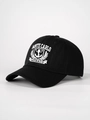 Gros plan sur la broderie blanche Monaco Monte Carlo d'une casquette noire classique - Réglable / Noir