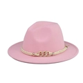 Detailaufnahme des rosa Fedora-Hutes mit dekorativer Goldkette und gewebtem Band - Rosa Mit Goldkette
