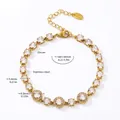 Vista detallada de pulsera de acero inoxidable con piedras de circón y engaste pavé - Dorado