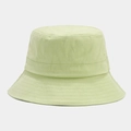 Detalle del sombrero de pescador verde menta con ala reforzada y ojales de transpiración - Verde amarillento