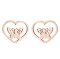 Dettaglio macro di orecchini a cuore in oro rosa con un delicato motivo ad ali di angelo - 266 Angelo Farfalla a Cuore Cavo / Oro rosa