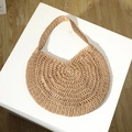 Große beige geflochtene Strohtasche in Halbmondform für Damen-Strandurlaube - Camel