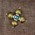 Makrodetail einer Vintage-Brosche im Hofstil mit grünem Edelstein und Emaille - Barockkreuz Mehrfarbig (1669)