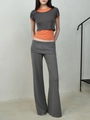 Dettaglio del top a maniche corte a strati arancione e grigio con pantaloni grigi ampi - S / Grigio Melange Scuro