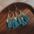 Detalle de borlas de seda verde azulado y hojas doradas en pendientes de estilo bohemio - Estilo de Flecos de Aleación Verde Azulado Oscuro