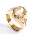 Dettaglio anello Madonna placcato oro con strass incastonati e motivo a croce laterale - US 7 / Oro