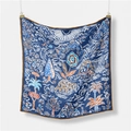 Detailopname van zijden sjaal met fijne twill textuur en handgeschilderd natuurlandschap - Blauw