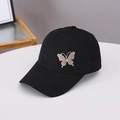 Detail der schwarzen Baseballkappe mit funkelndem Strass-Schmetterlings-Emblem auf Baumwolle - Strass Schmetterling (Schwarz) / Schwarz