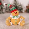 Dettaglio del peluche omino di pan di zenzero con cappello rosso e velluto giallo - Omino di Pan di Zenzero Con Berretto a Maglia
